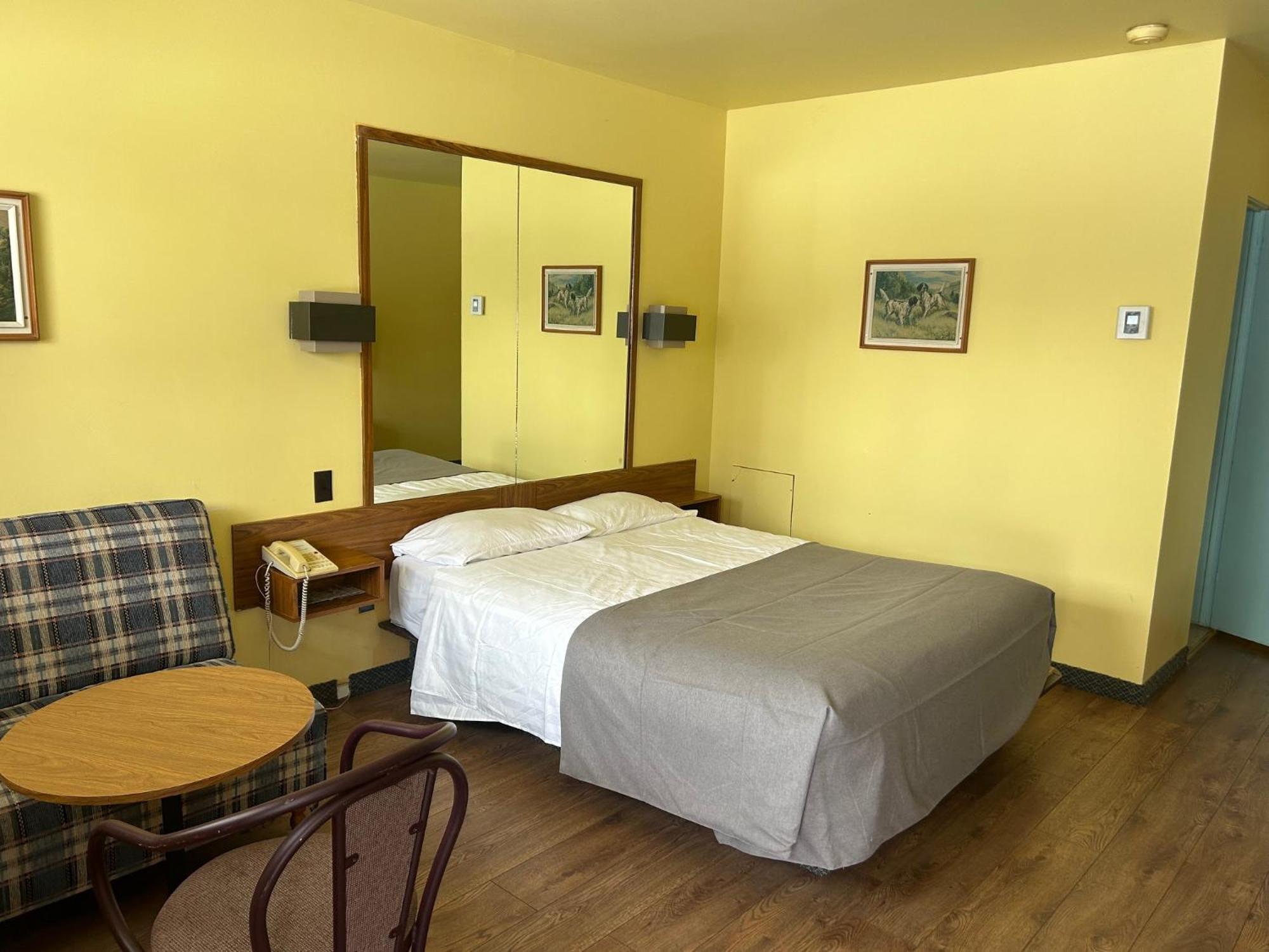 Motel R-100 Longueuil