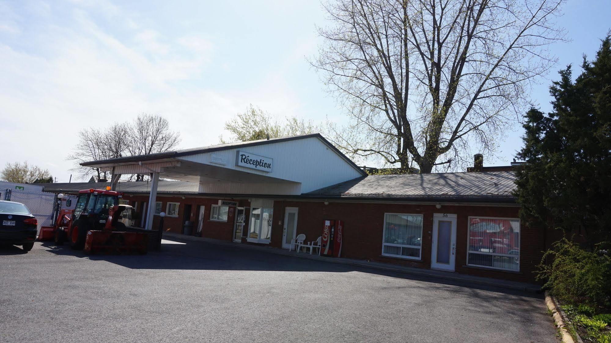 Motel R-100 Longueuil