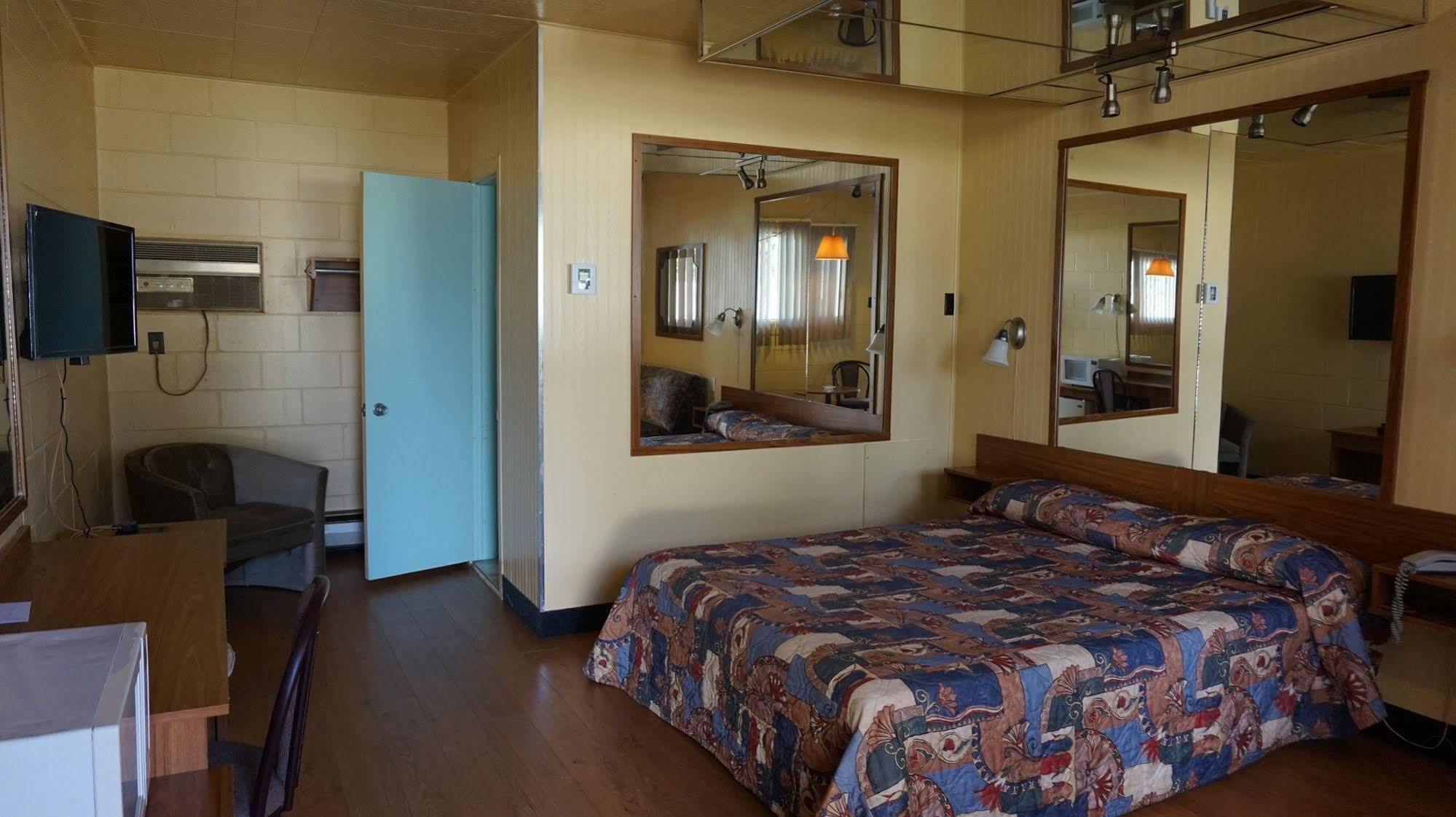 R-100 Motel