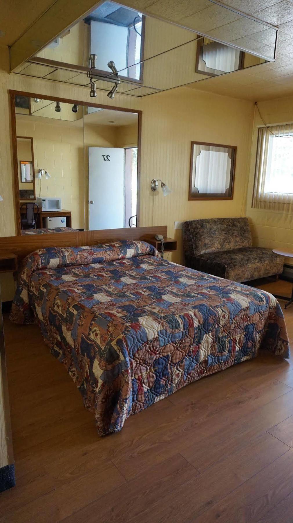 Motel R-100