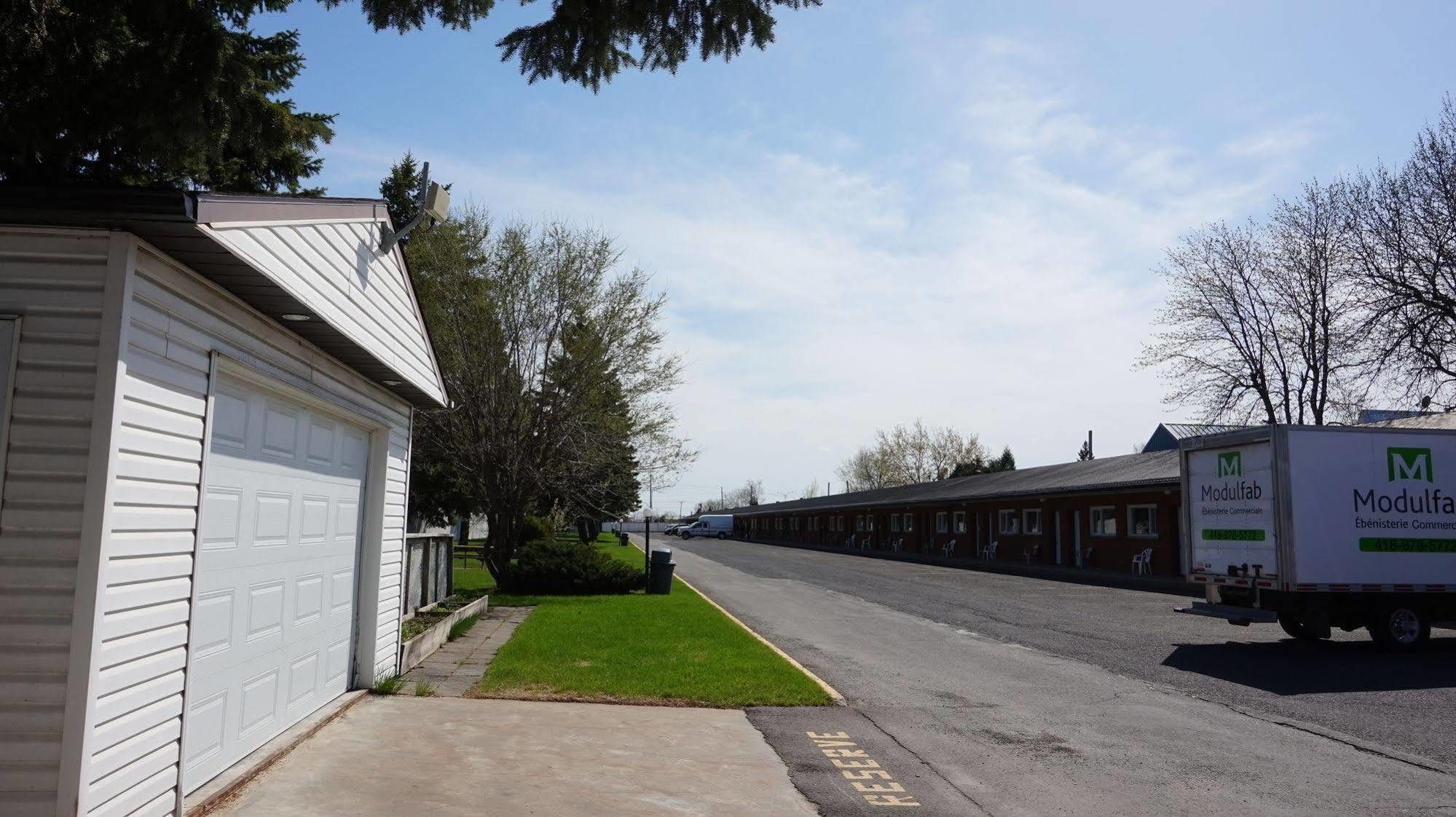 R-100 Motel