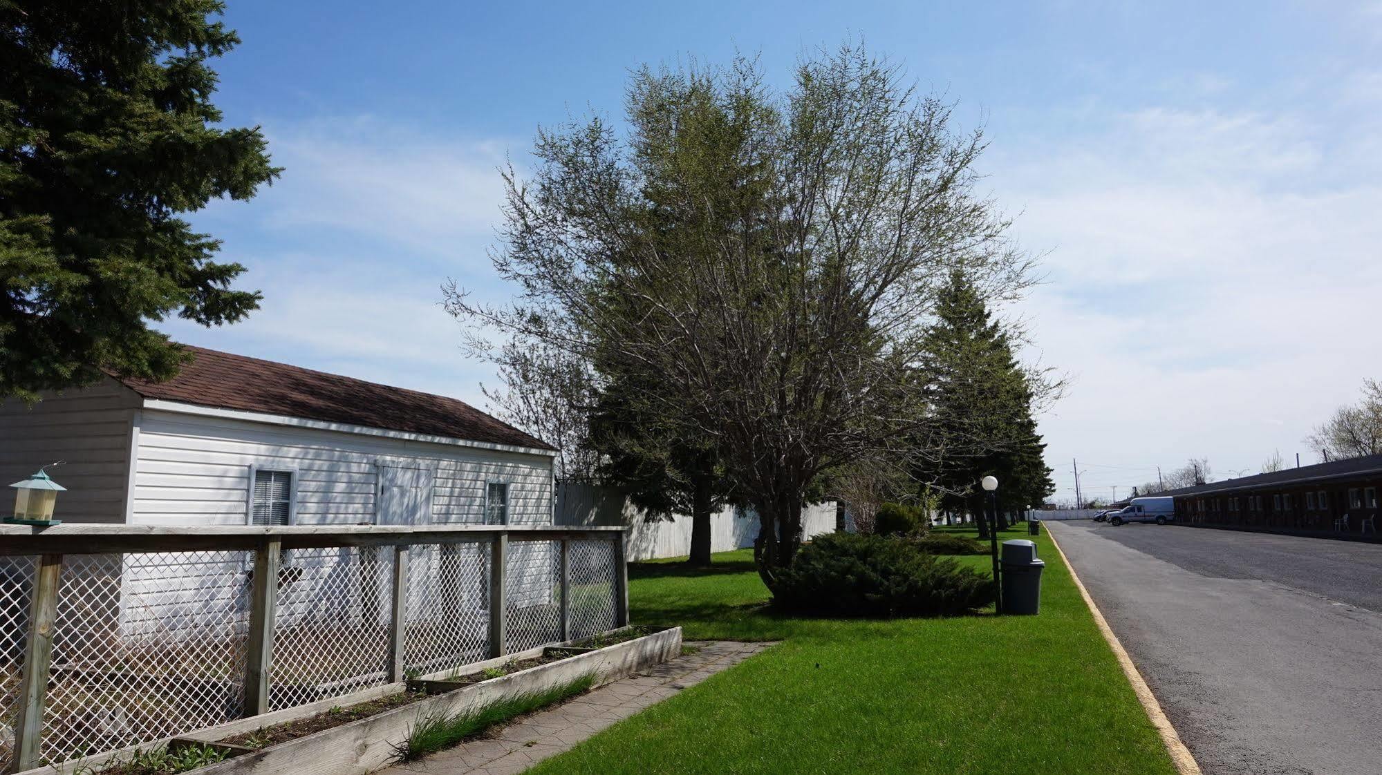 Motel R-100 Longueuil